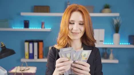 Business-woman-counting-coins-in-her-hand-and-smiling-at-camera.